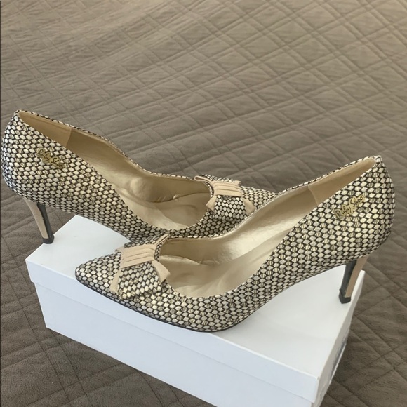 ModCloth Gold Bow Heels Size 40 - Picture 7 of 17